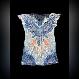 ✨Blue and white boho paisley print top with a V-neckline✨